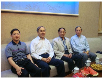 與領(lǐng)導合影